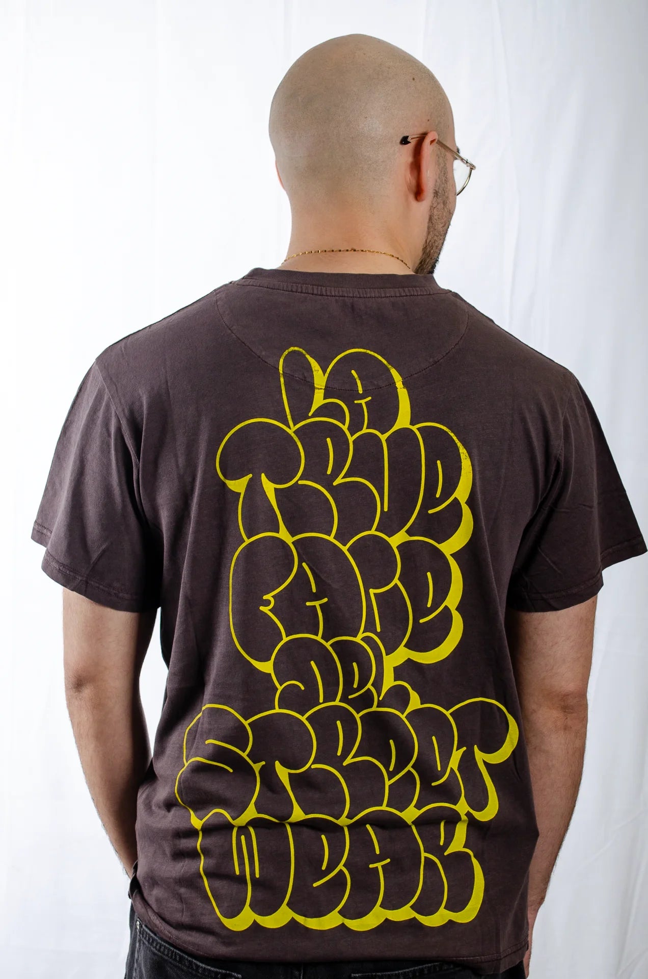 camiseta-streetwear-oversized-hombre-espalda-la-true-face.webp