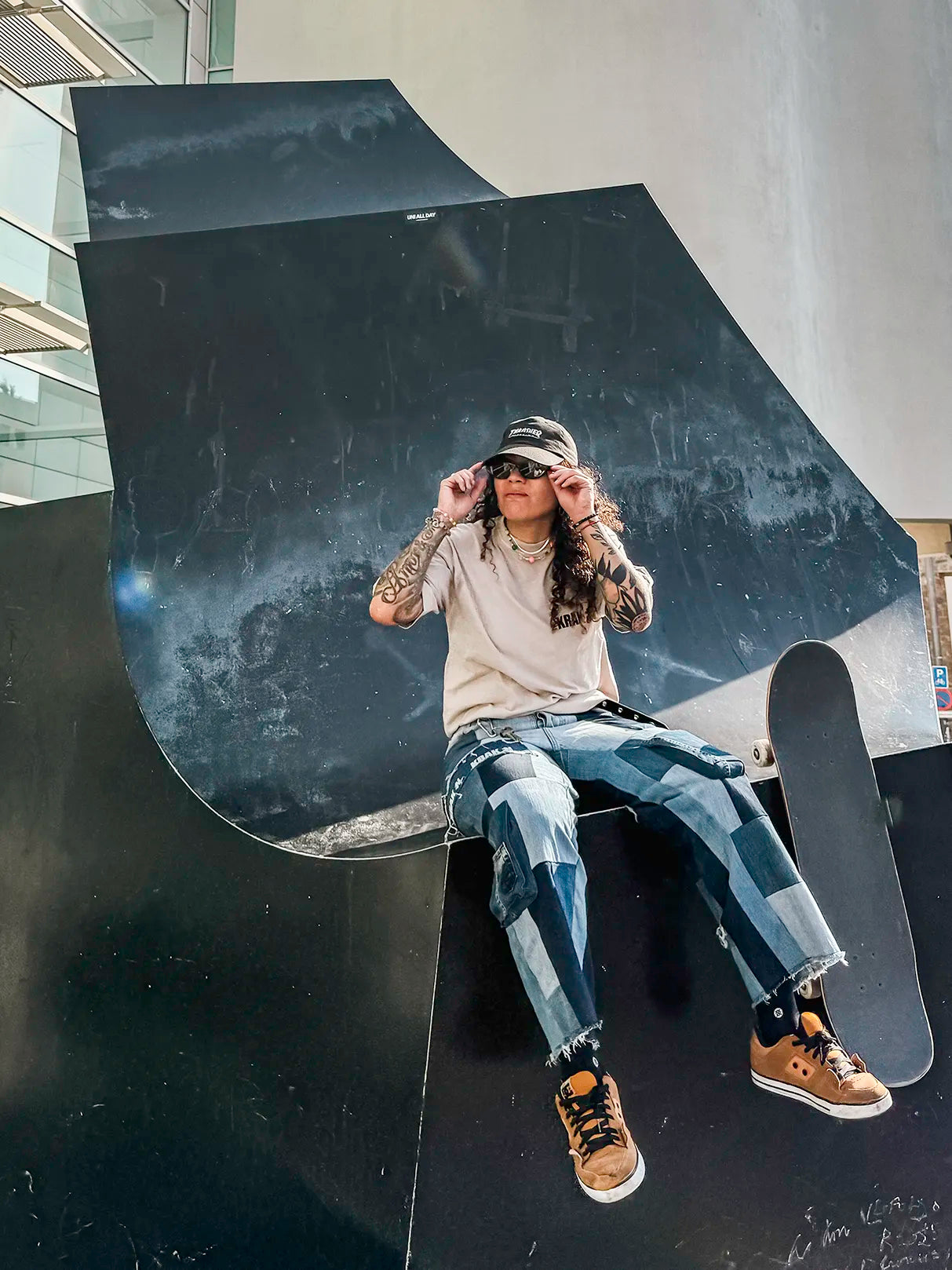 raquel-pants-colab-streetwear-kickflip-rocktofakie-olie-manual.webp