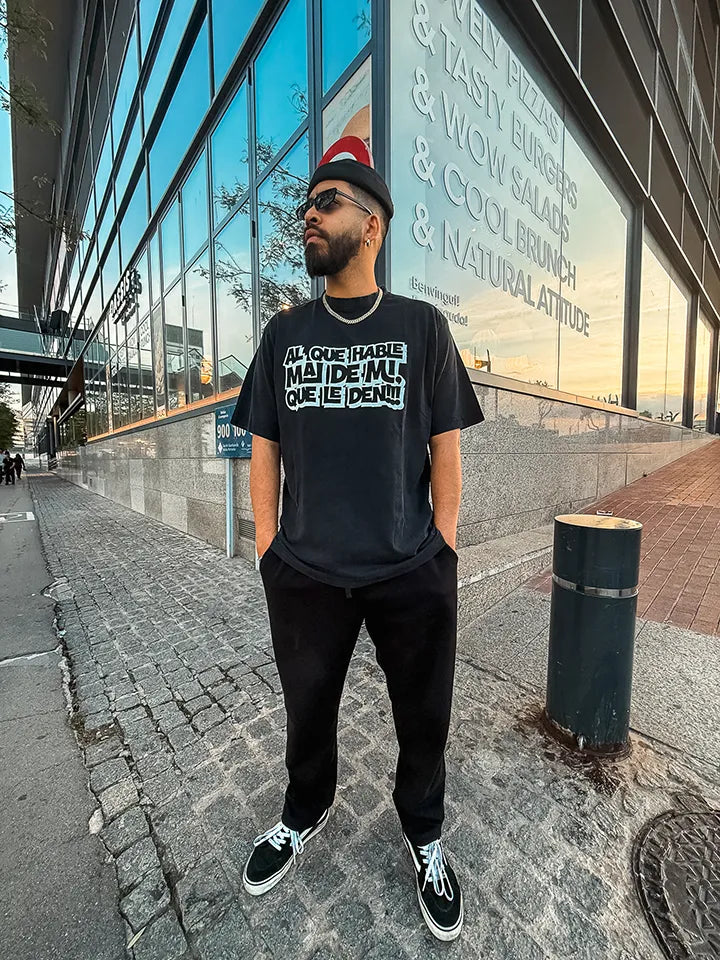 aldon-que-le-den-camiseta-negra-frontal-letrasgrandes.webp